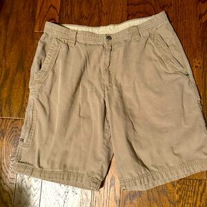 Columbia Men's tan khaki  Flat Front Shorts size 36 length 11 comfortable